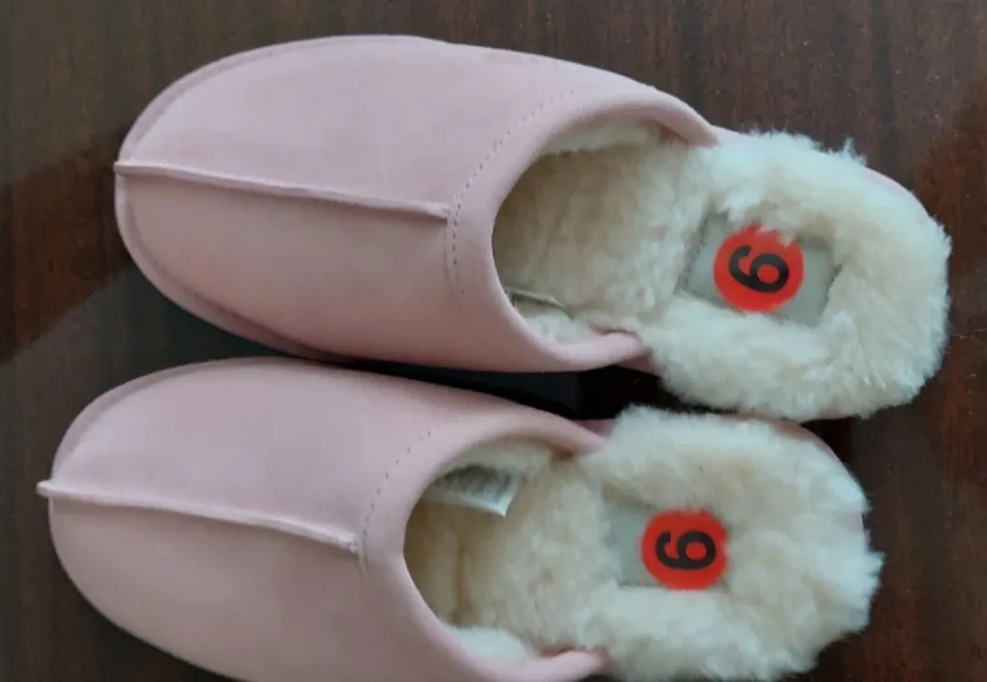 UGG Women's Slippers - Size 6 image indicator(3)