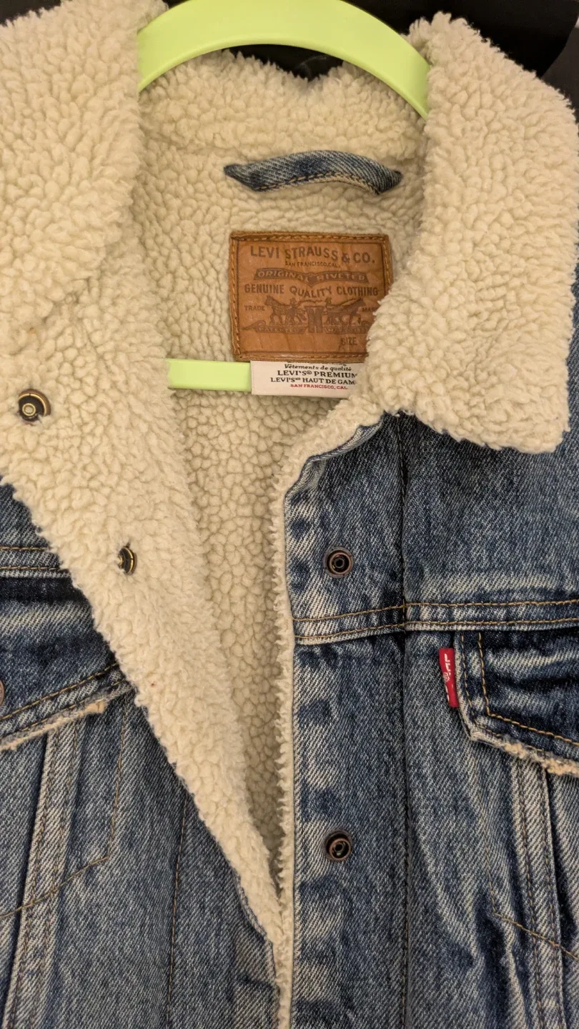 Women's Levi's Premium Denim Sherpa Trucker Jacket, Size M image indicator(4)