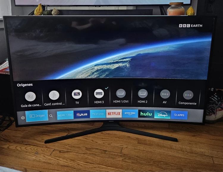 Curved Samsung 4K Smart TV 55"