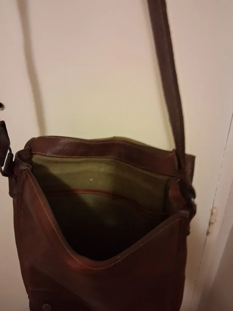 Brown Leather Messenger Bag image indicator(2)