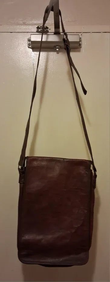 Brown Leather Messenger Bag image indicator(3)