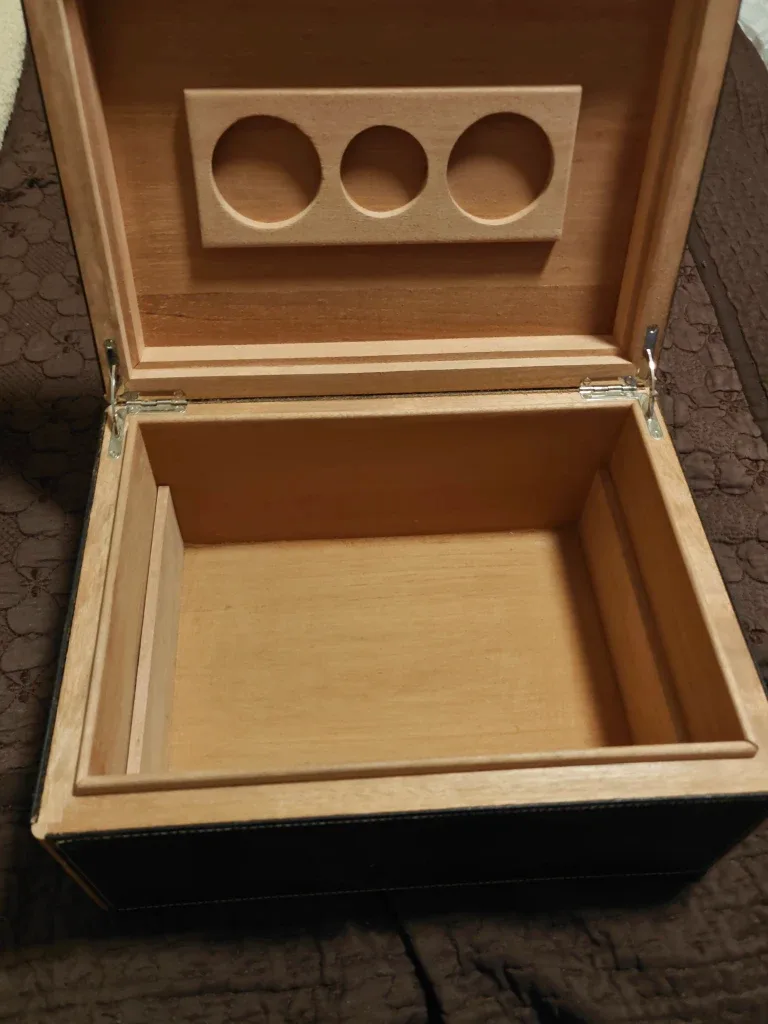 Large Cigar Humidor Box (13x10x7) image indicator(2)