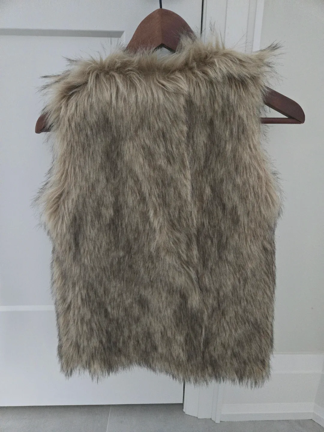 GAP Kids Faux Fur Vest - Size M image indicator(3)