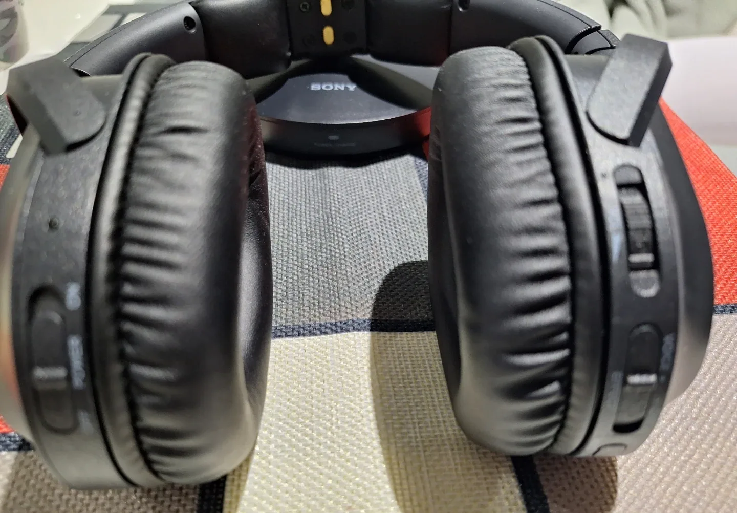 Sony Wireless Headphones with Charging Stand image indicator(2)