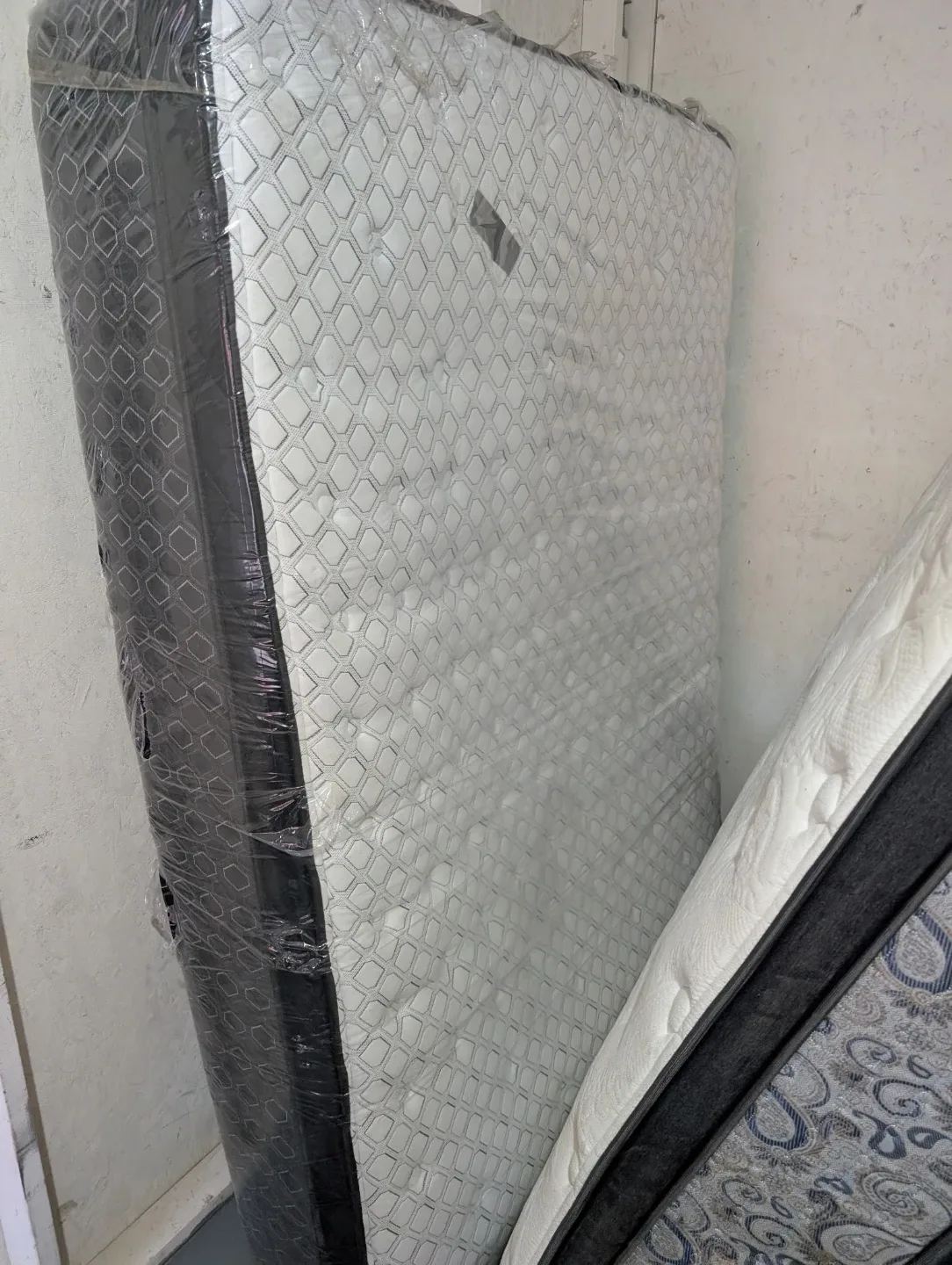 2  good queen size pillow top matresses 1ft thick good condition