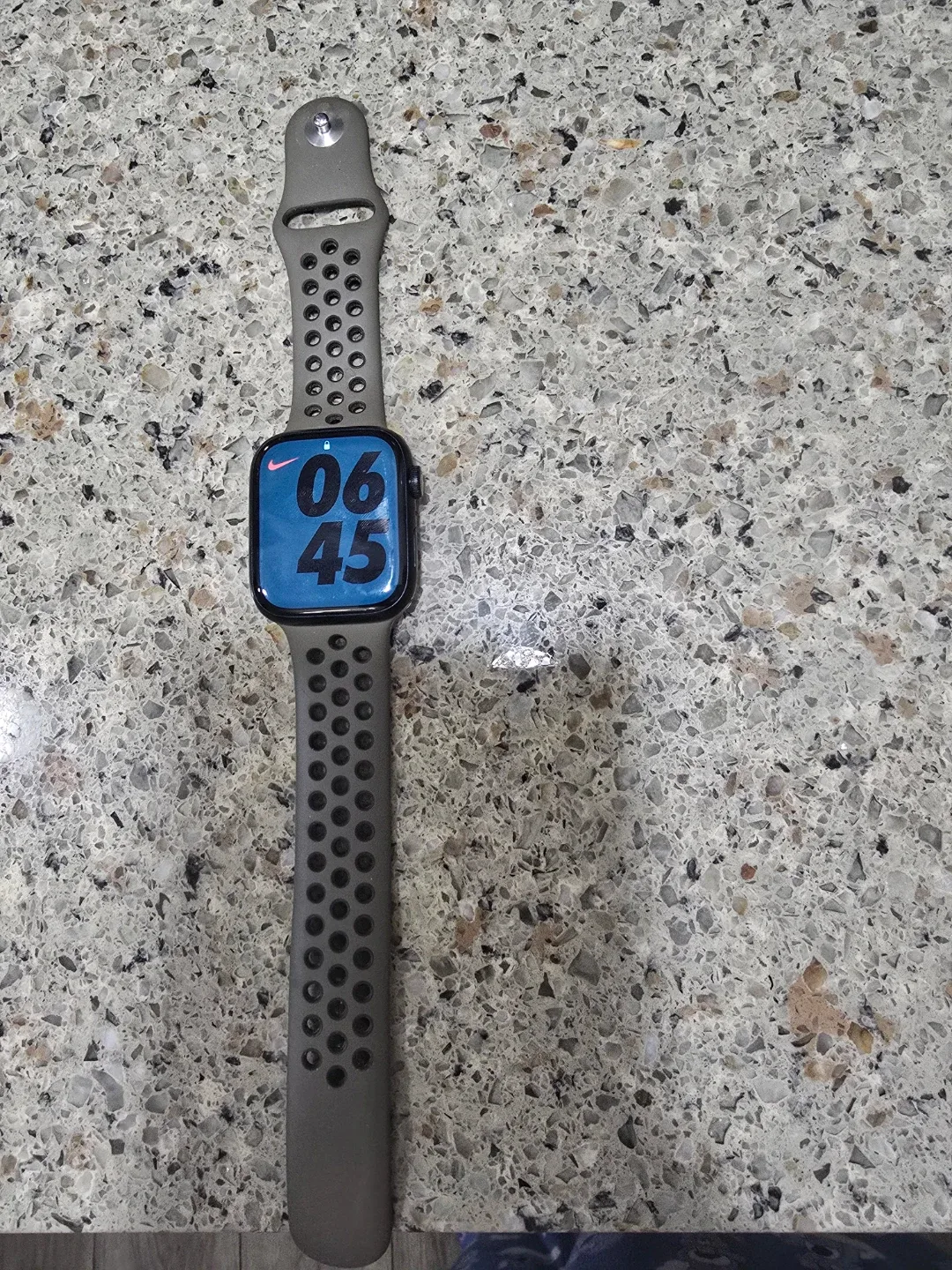 Apple Watch Nike Edition, Grey Band ,series 7,45mm image indicator(2)
