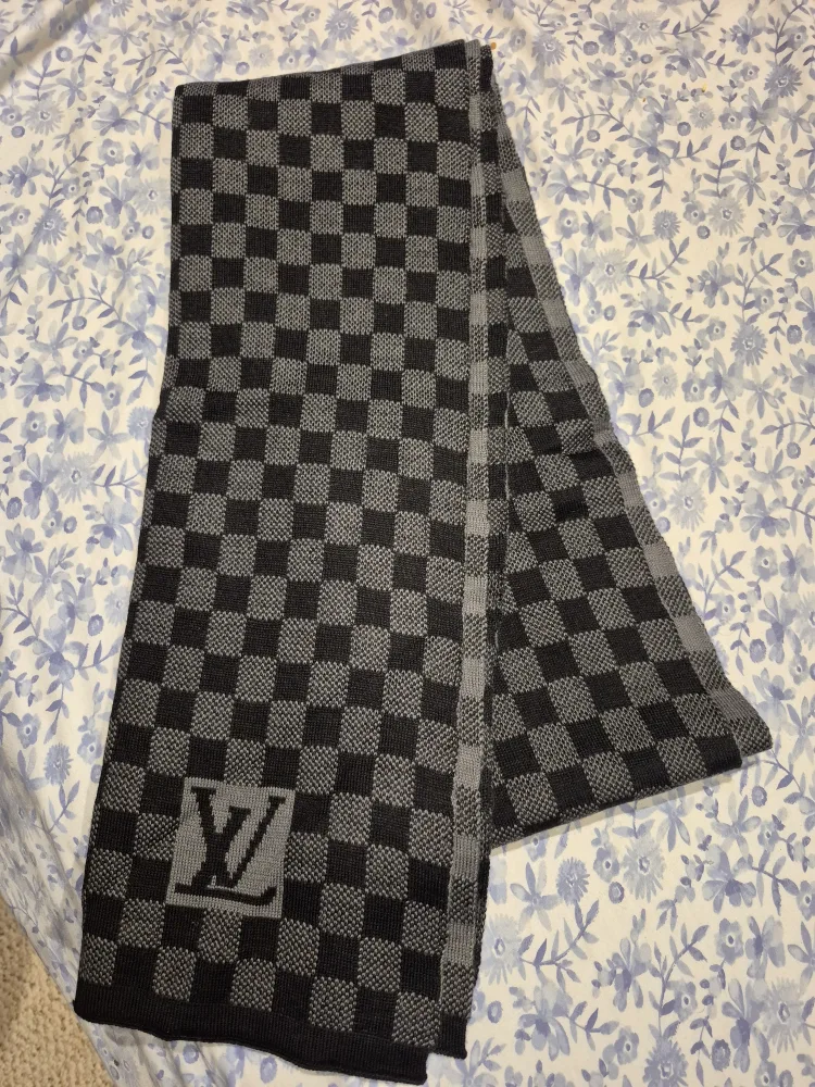 Louis Vuitton Damier Scarf thumbnail