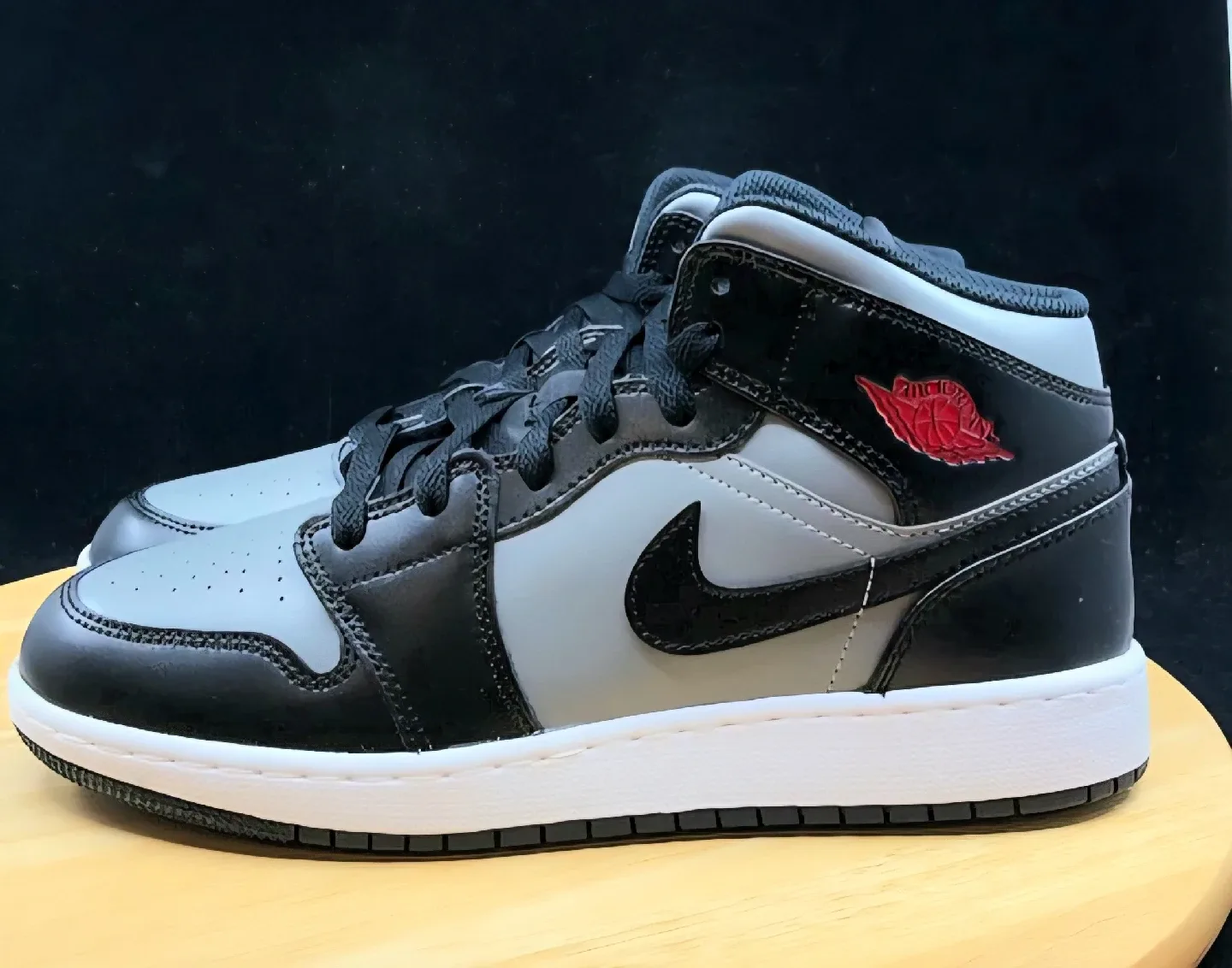 Air Jordan 1 Mid Shadow Black/Grey image indicator(2)