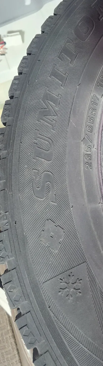 Sumitomo Winter Tires - 235/65R17 image indicator(3)