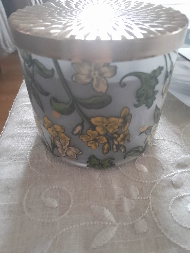Bath & Body Works Garden Weather Candle - photo 3