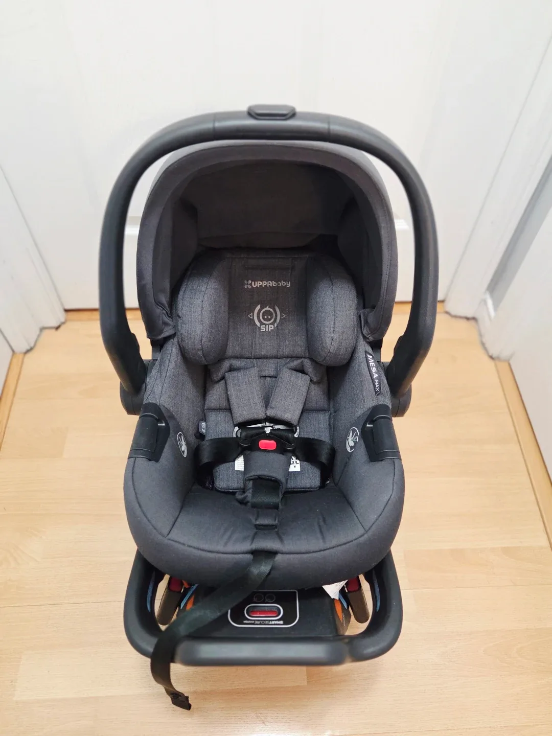 LIke New UPPAbaby Mesa Infant Car Seat - Grey image indicator(2)