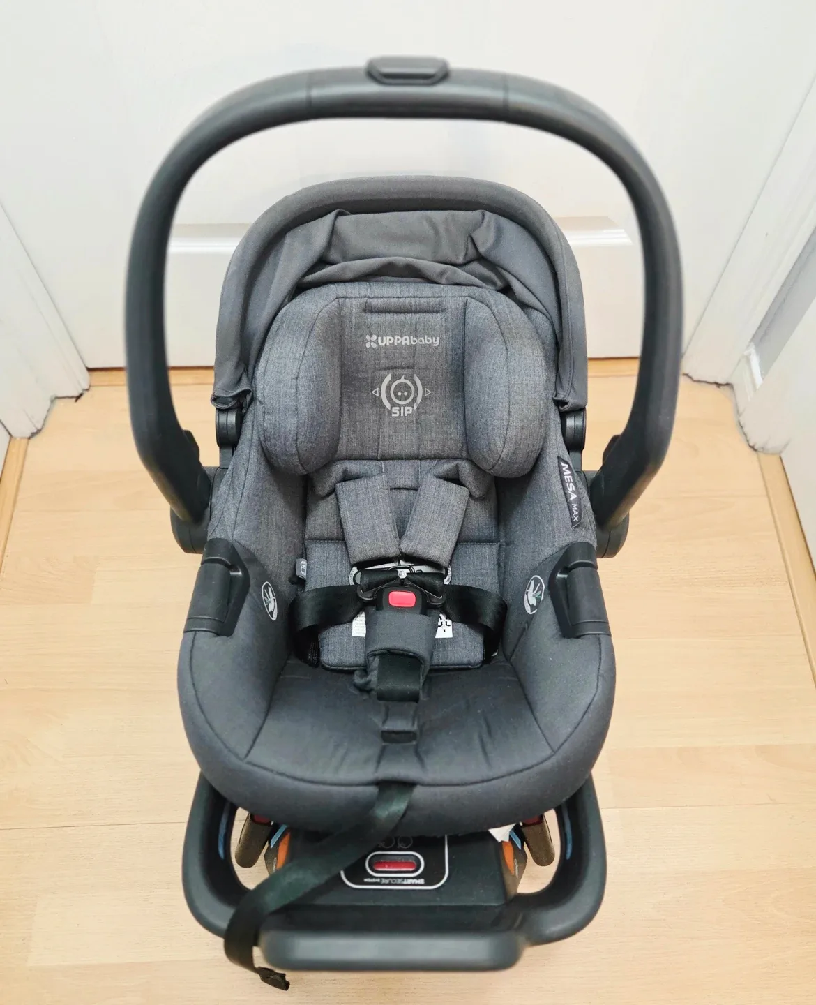 LIke New UPPAbaby Mesa Infant Car Seat - Grey image indicator(3)