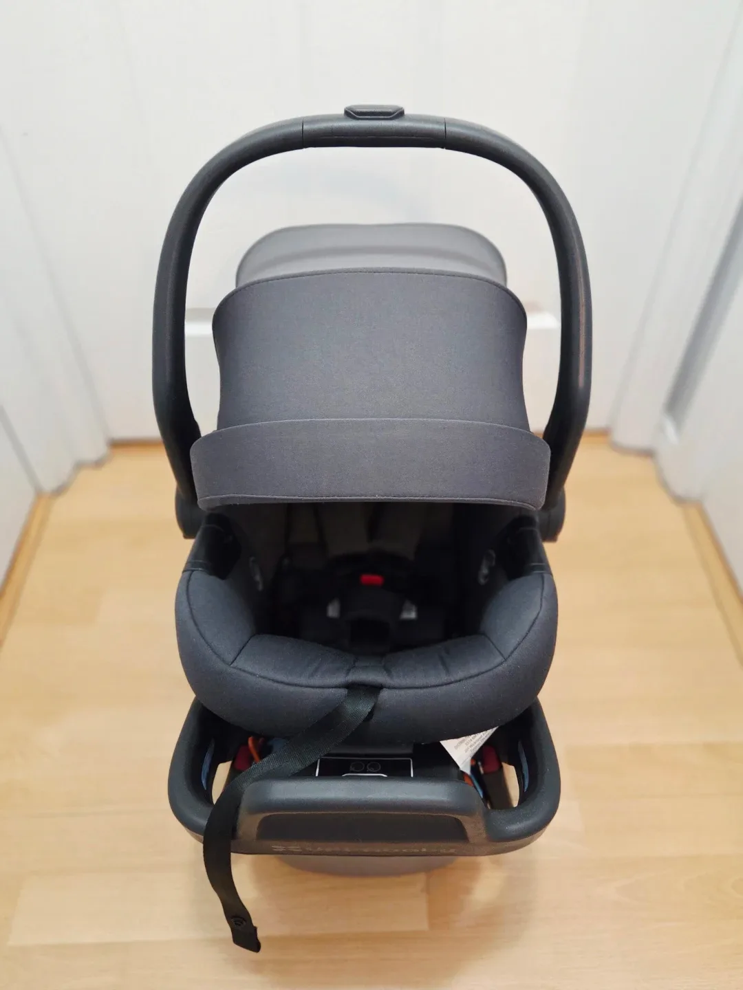 LIke New UPPAbaby Mesa Infant Car Seat - Grey image indicator(6)