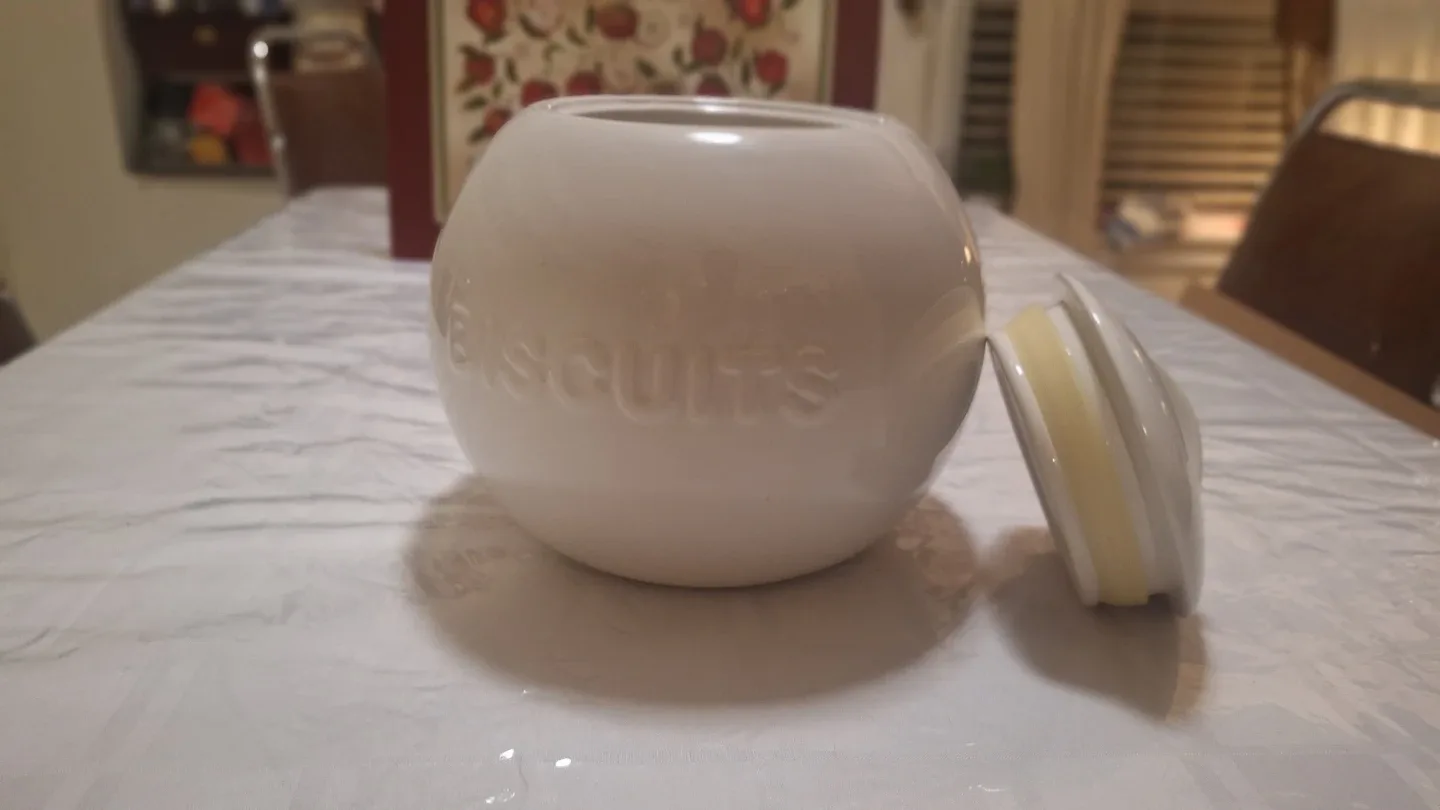 Assorted Home Decor Items image indicator(6)