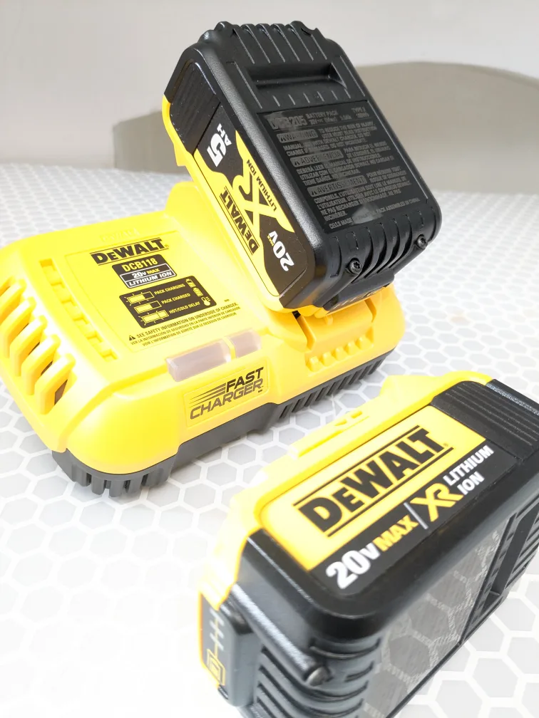 20V Max DeWalt FAST CHARGING 2- Pack Starter Kit image indicator(5)