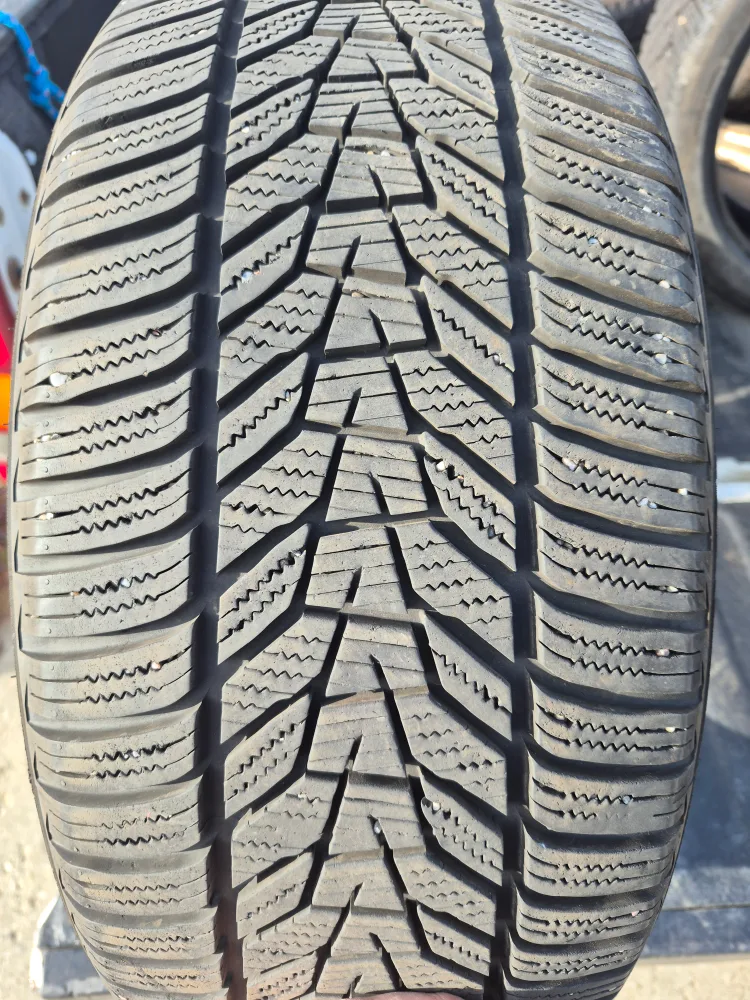 Hankook Winter i*cept evo2 225/40R18 one Tire thumbnail