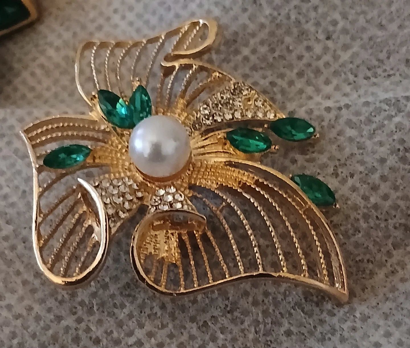 Emerald & Pearl Drop Earrings and Bro image indicator(4)