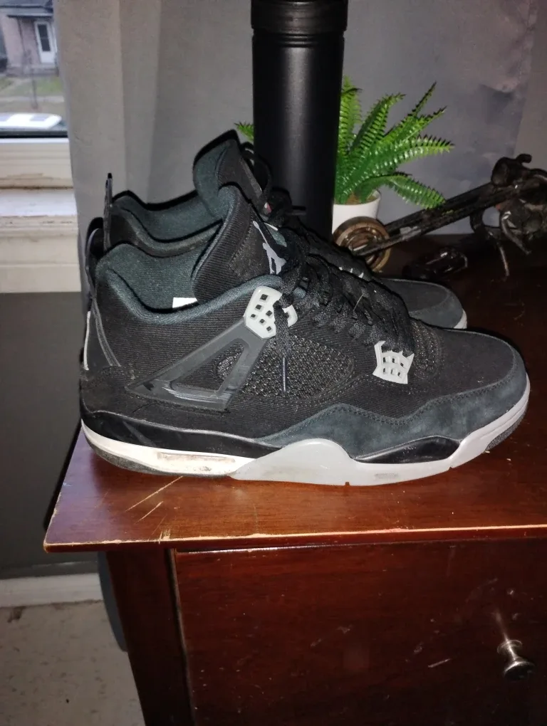 Air Jordan 4 Black Cat, US Size 11 image indicator(3)