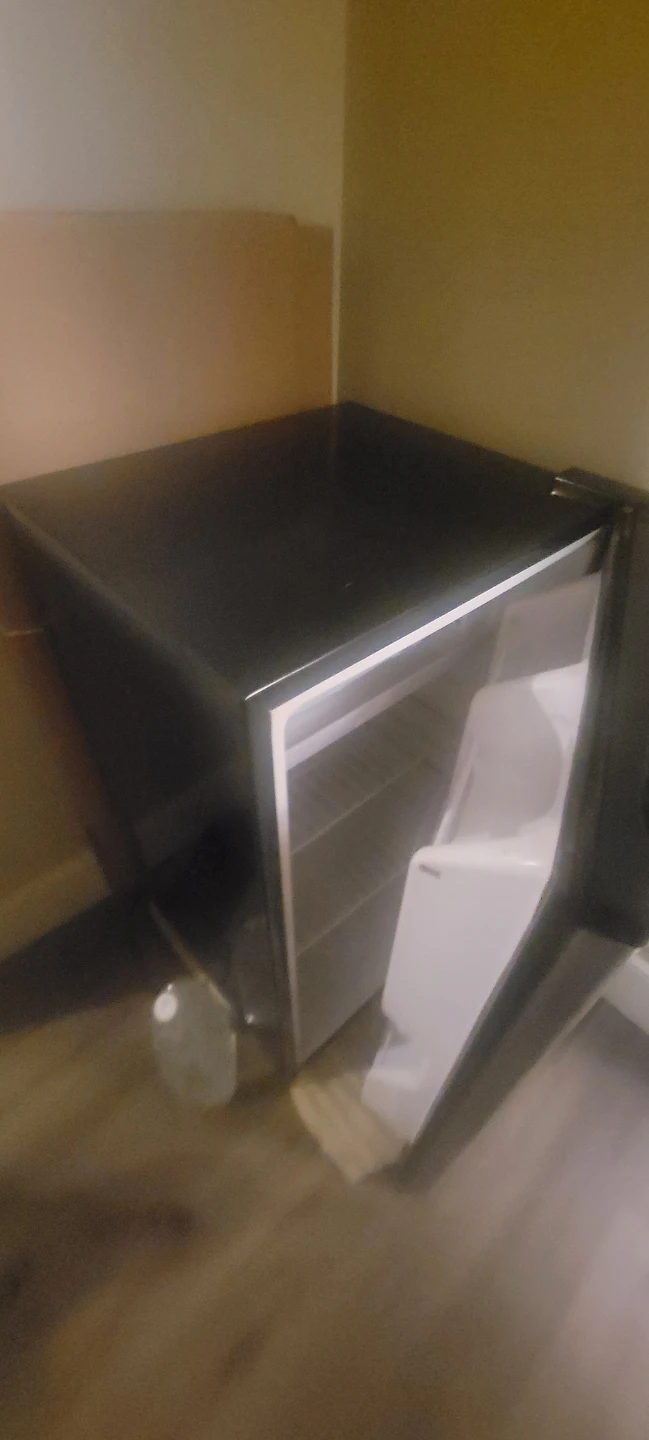 Magic Chef Mini Fridge -🥕 Compact & Ready to Go! - photo 2