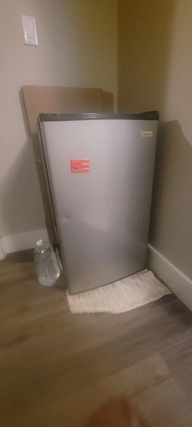 Magic Chef Mini Fridge -🥕 Compact & Ready to Go! - photo 3
