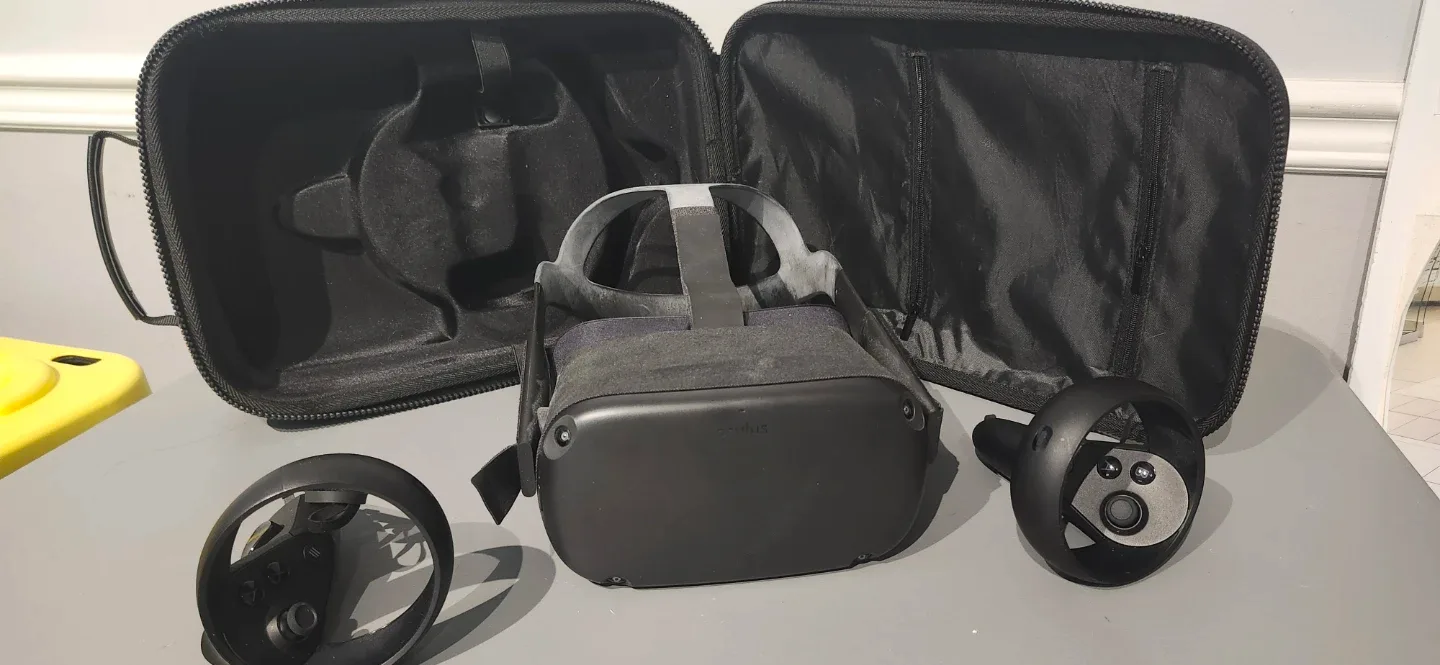 Oculus Quest VR Headset with Case