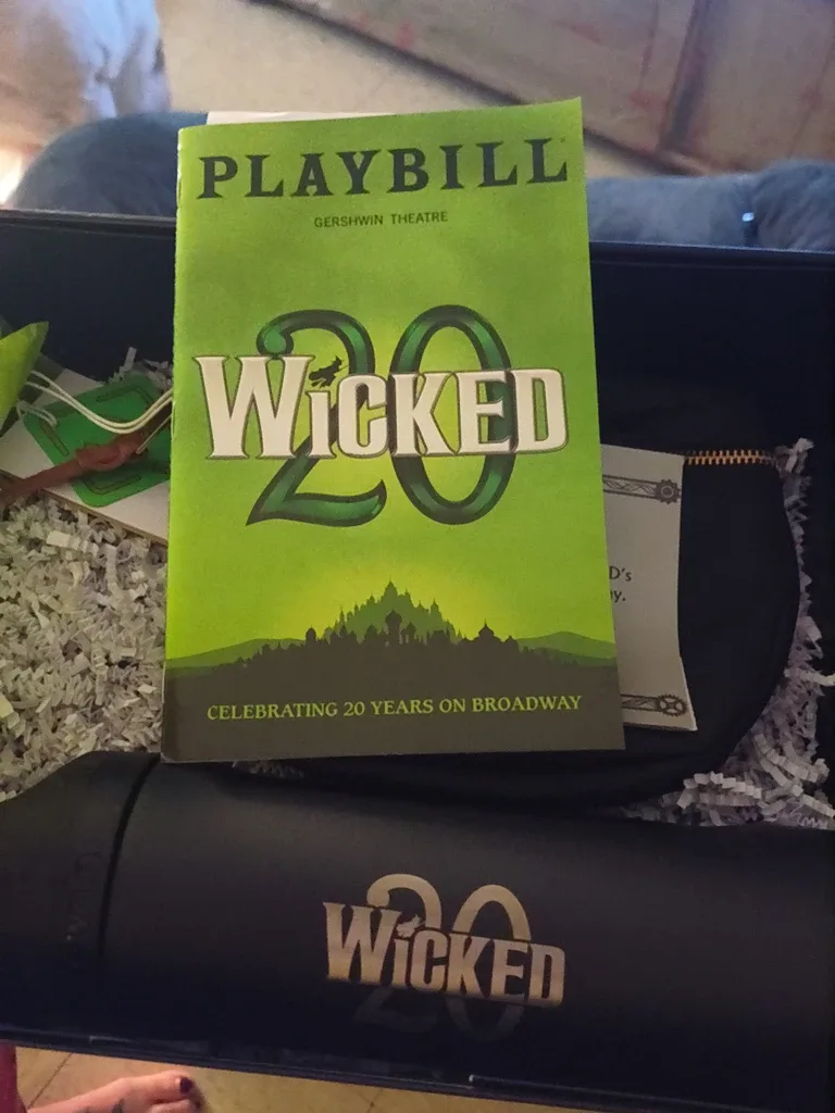 Wicked 20th Anniversary Broadway Gift Set image indicator(3)