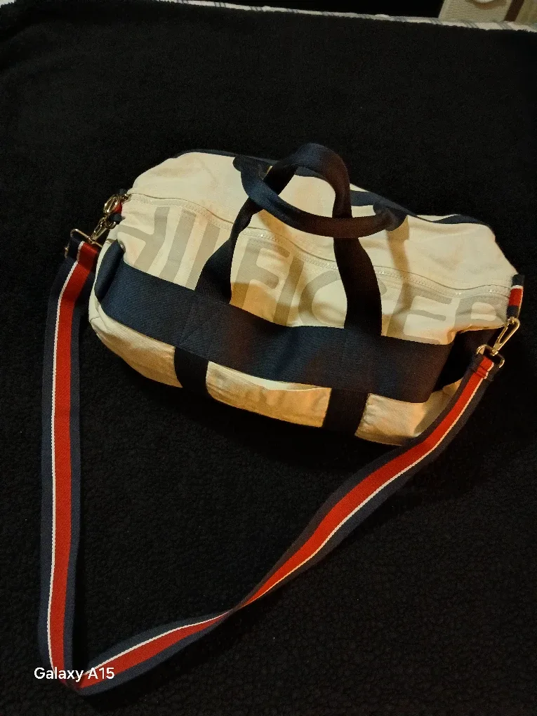 Tommy Hilfiger Duffle Bag image indicator(3)
