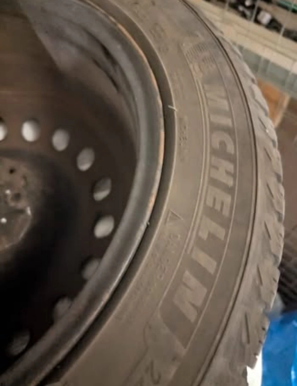 Winter Tires with Rims: Michelin X-Ice Snow Tires 225/50R17 - photo 4