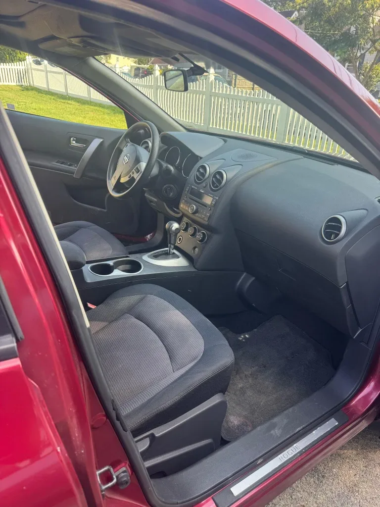 Nissan Rogue - Red SUV image indicator(4)