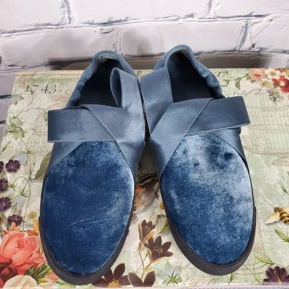 Mercedes Castillo Blue Velvet Slip-On Sneakers Size 6.5 image indicator(2)