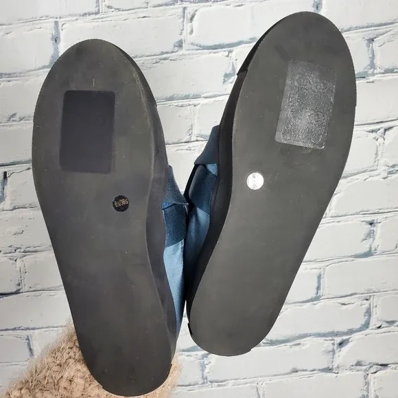 Mercedes Castillo Blue Velvet Slip-On Sneakers Size 6.5 image indicator(4)