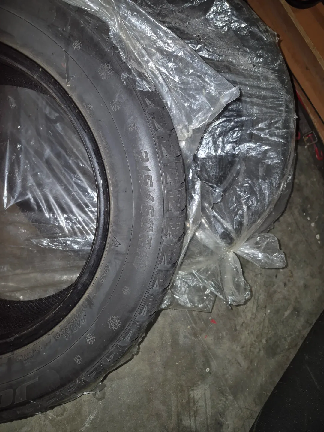 Set of 4 Winter Tires - 215/60R16 image indicator(3)