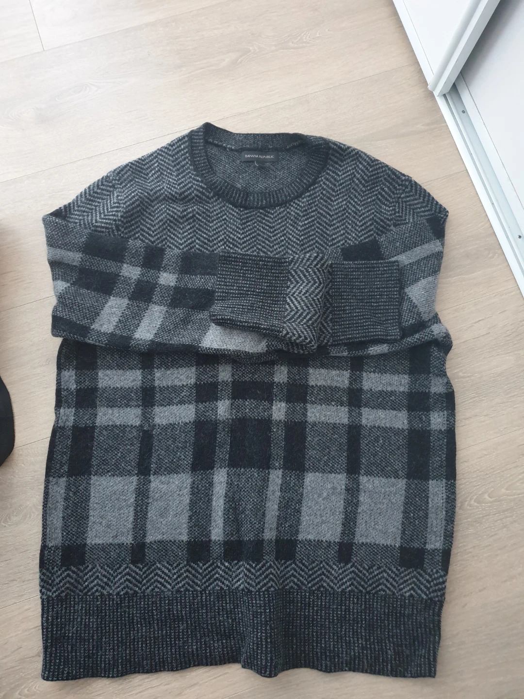 Banana Republic XL Grey Patterned Sweater