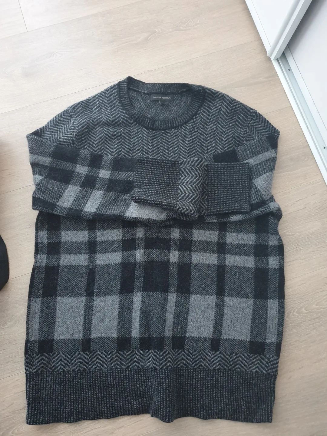 Banana Republic XL Grey Patterned Sweater