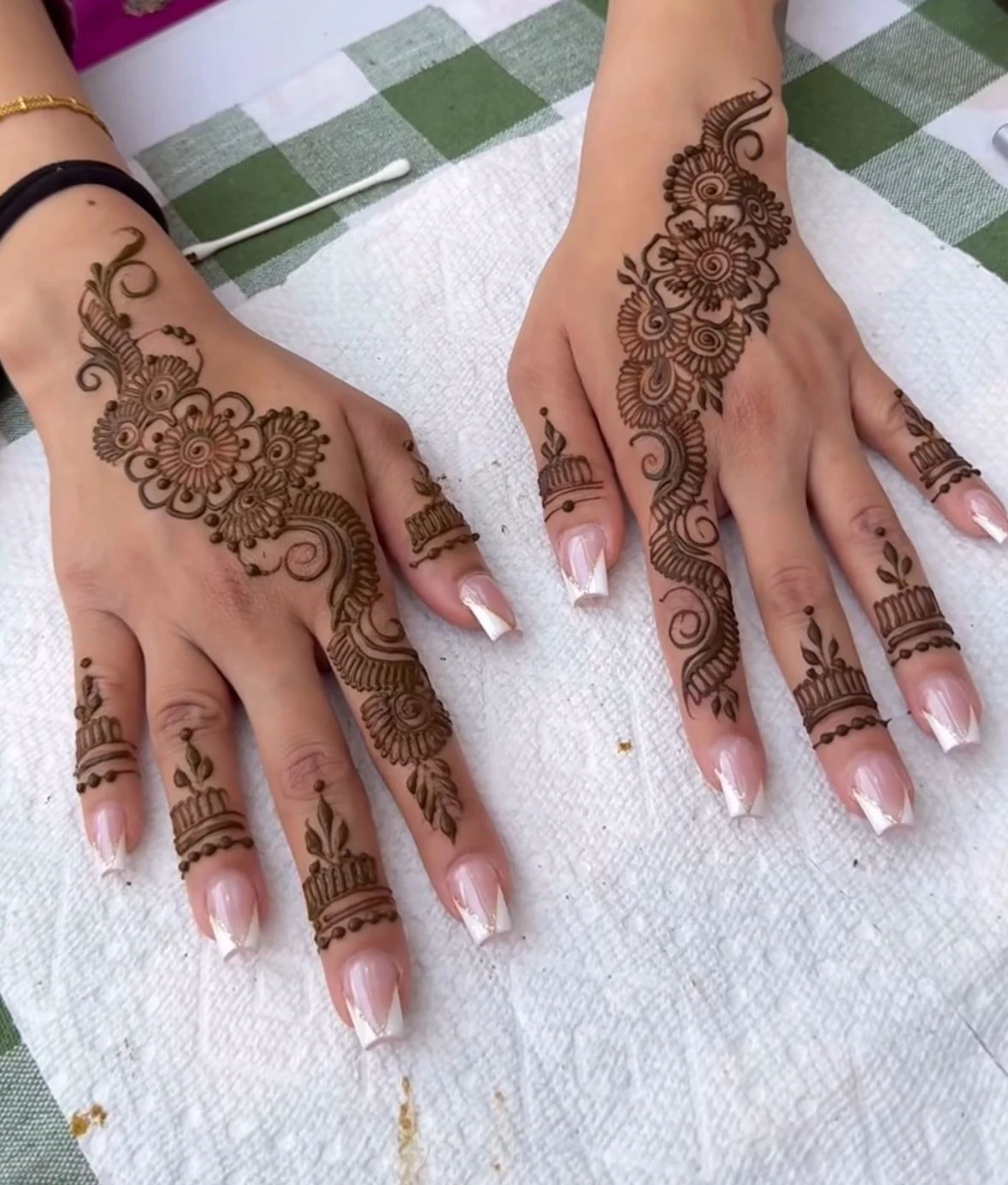 Mehndi artist