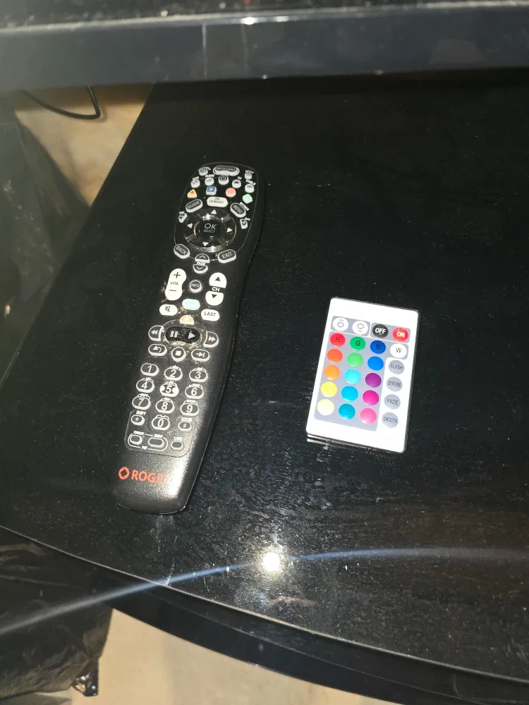 Sanyo TV and Glass Shelf Stand image indicator(4)