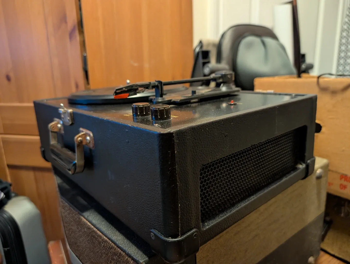 Vintage Suitcase Record Player - Black Crosley CR49 image indicator(4)