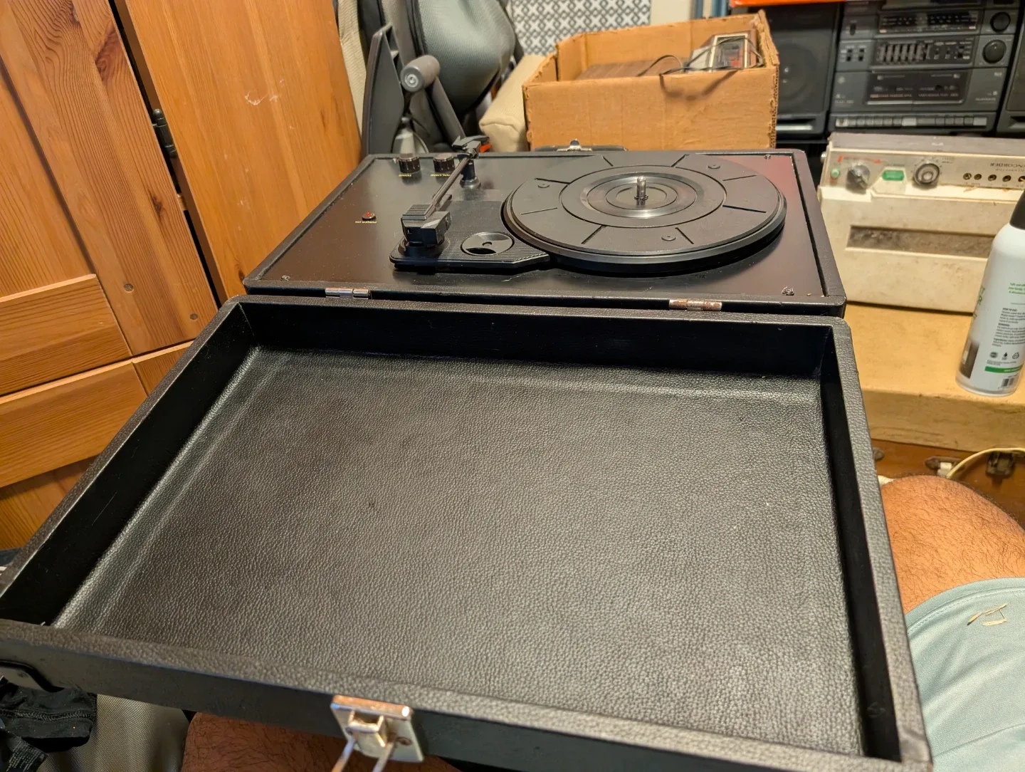 Vintage Suitcase Record Player - Black Crosley CR49 image indicator(6)