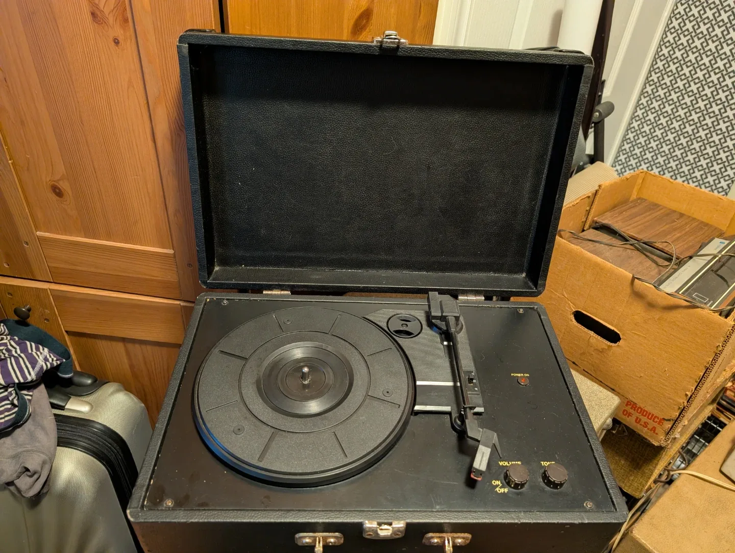 Vintage Suitcase Record Player - Black Crosley CR49 image indicator(9)