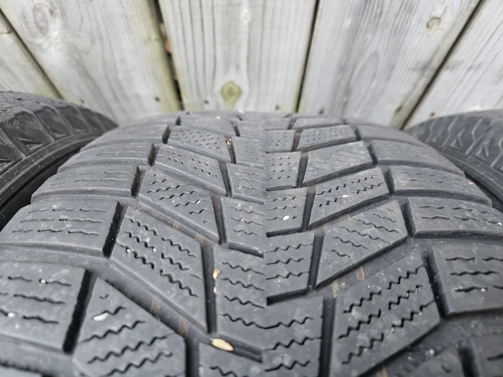 245/60R18 Winter Tires on rims - photo 2