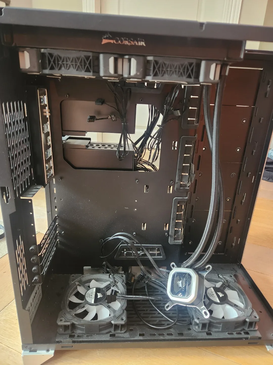 Lian Li O11 XL PC case with Corsair AIO Liquid cooler image indicator(5)