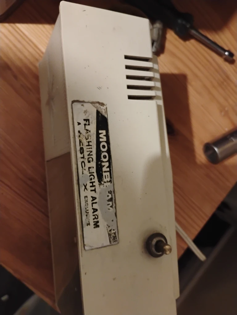 Vintage Moonbeam Flashing Light Alarm Clock - photo 3