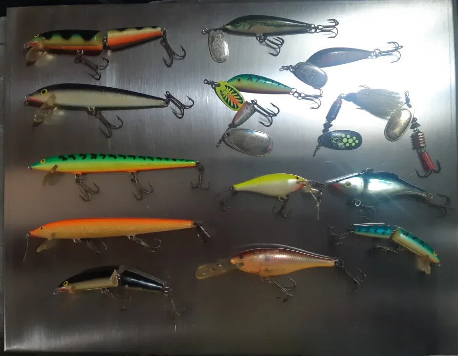 Combo Fishing Tackle Box. Plus name brand lures ! image indicator(2)