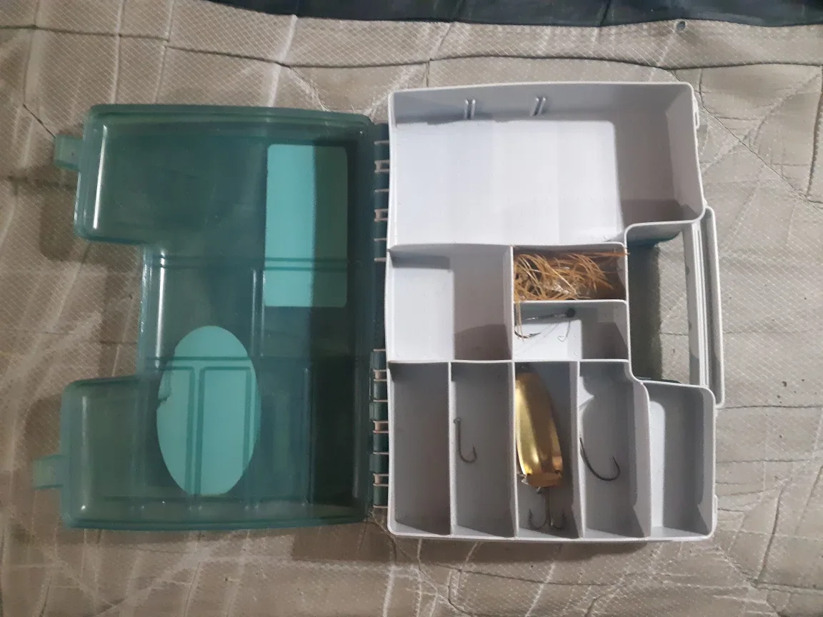 Combo Fishing Tackle Box. Plus name brand lures ! image indicator(4)