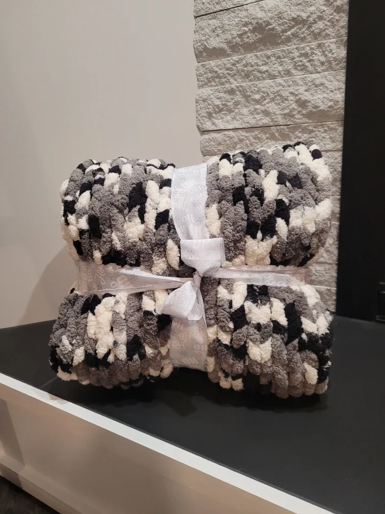 Chunky Knit  Blankets image indicator(8)