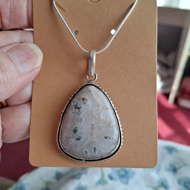 Silver Necklace with Agate Pendant