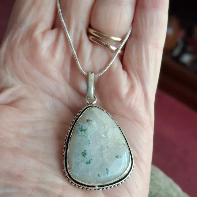 Silver Necklace with Agate Pendant image indicator(2)