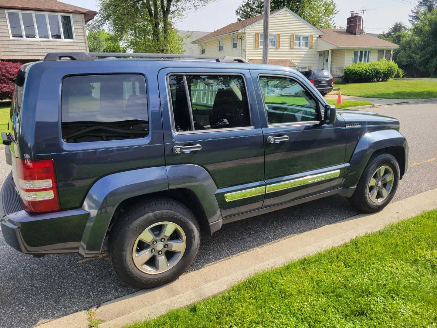 Jeep Liberty SUV 4x4 image indicator(3)