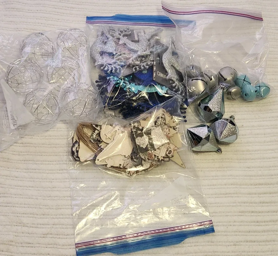 Christmas Ornaments & Decorations image indicator(4)