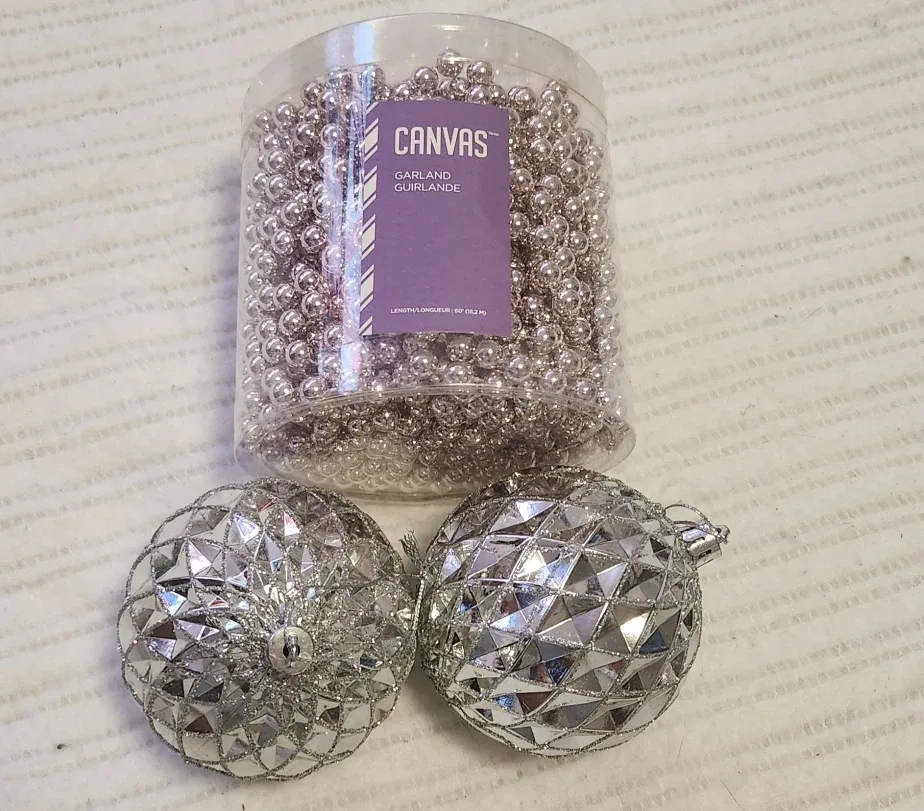 Christmas Ornaments & Decorations image indicator(10)